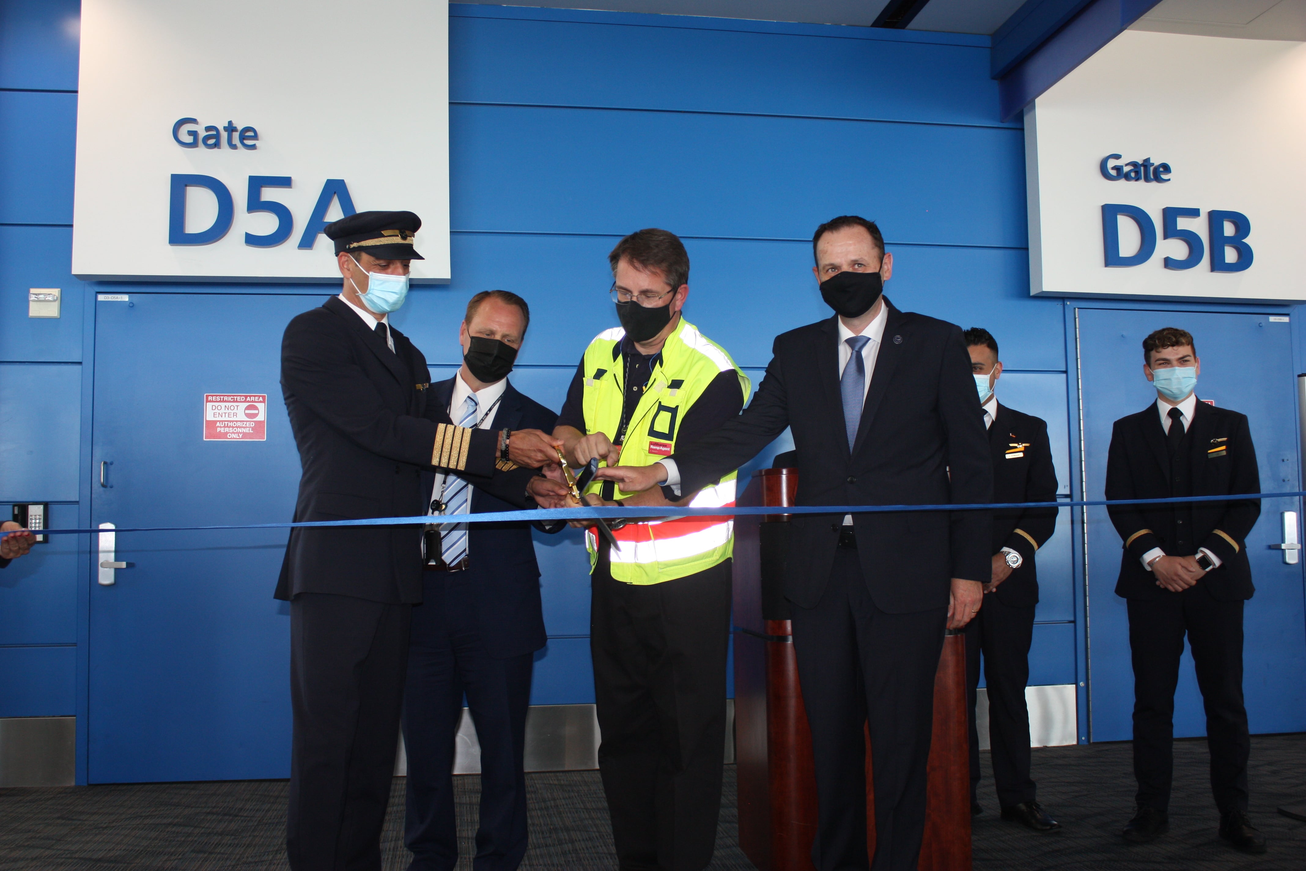 Ribbon-cutting ceremony at DTW to celebrate the resumption of intercontinental flights to and from Detroit to Frankfurt. Pictured l to r: Captain Gunnes (Lufthansa), Chad Newton (Wayne County Airport Authority), Chris Rampin (Lufthansa Station Manager), Frank Naeve (VP Sales, Lufthansa Group Passenger Airlines, The Americas)